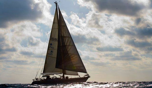 Yacht sailing Akko
